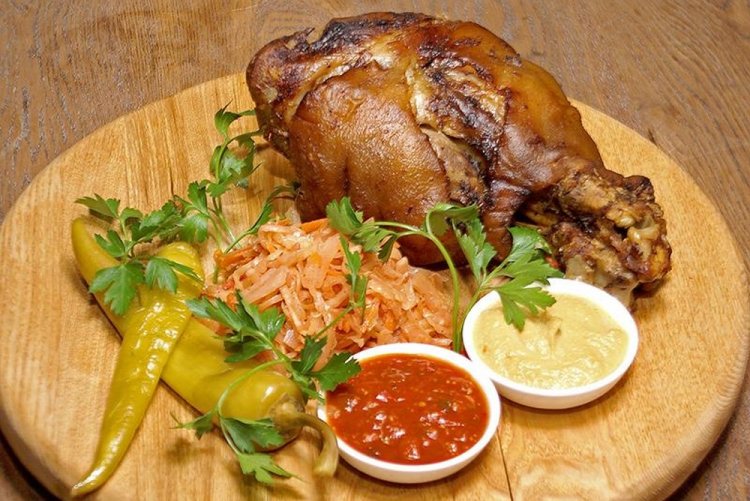 Codillo de cerdo con jengibre en olla afgana