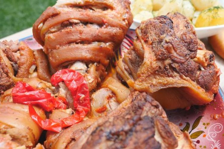 Codillo de cerdo en zumo de tomate en olla afgana