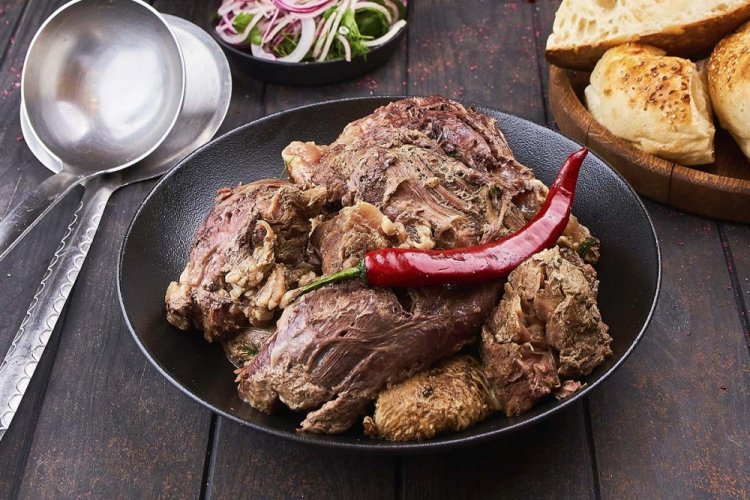 Cordero con cebolla en olla afgana