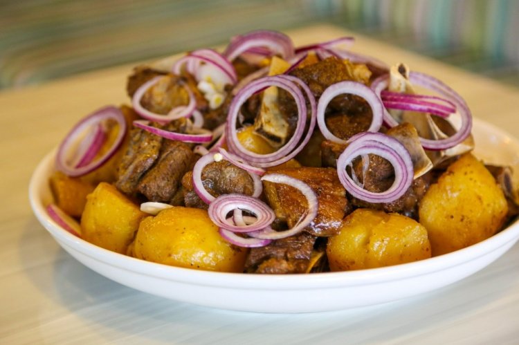 Cordero con patatas en olla afgana