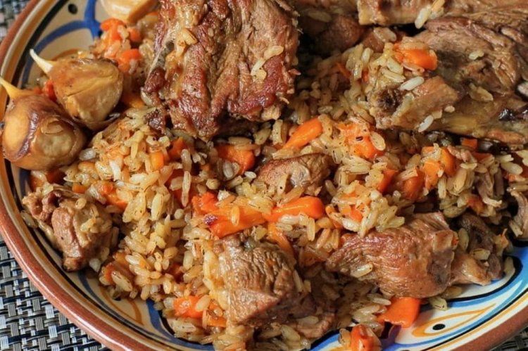 Pilaf con cordero en olla afgana