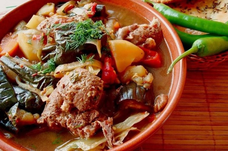 Cordero con berenjenas en olla afgana