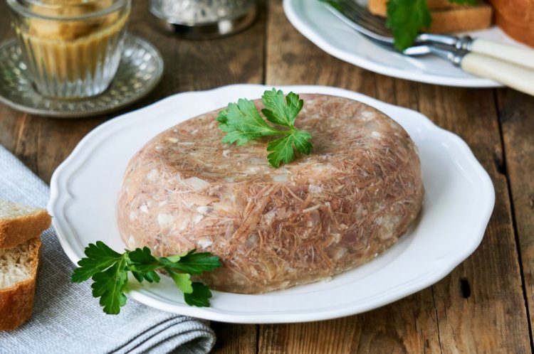 Aspic con codillo y carne de res en caldero afgano