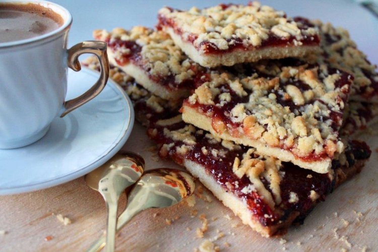 Grated Pie with Jam and Mayonnaise