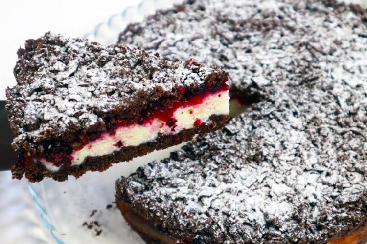 Chocolate Grated Pie with Mascarpone and Berries