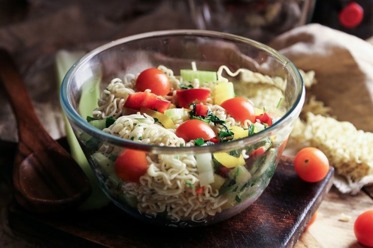 Vegetable Salad with Rollton Noodles