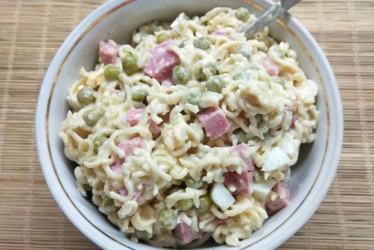 Instant Noodle Salad with Green Peas