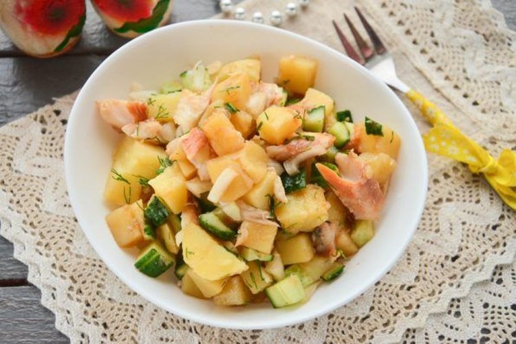 Ensalada de pescado ahumado, patatas y pepinos