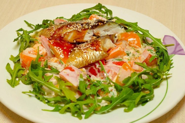 Ensalada con pescado ahumado y pimiento morrón