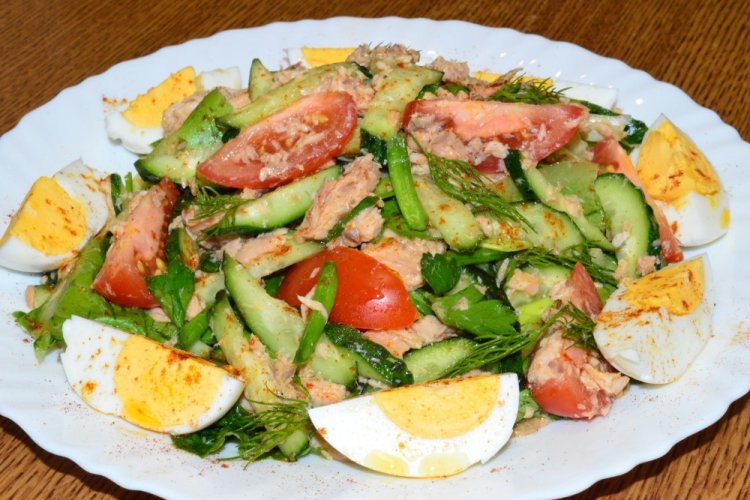 Ensalada con pescado ahumado, tomates y huevos