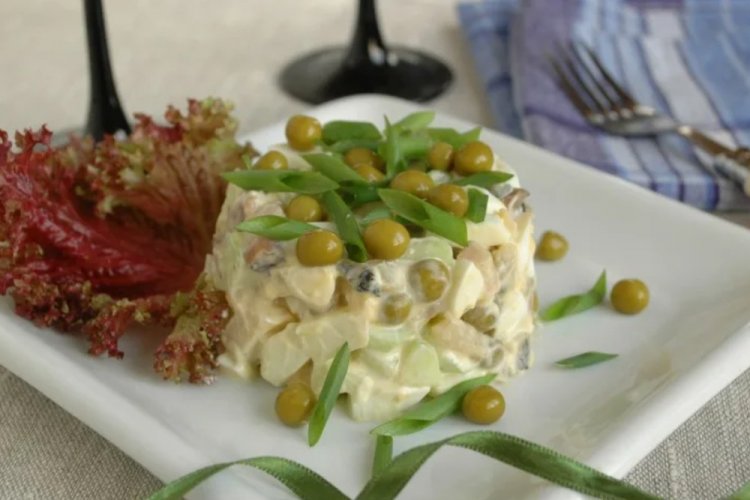 Ensalada con pescado ahumado y manzana