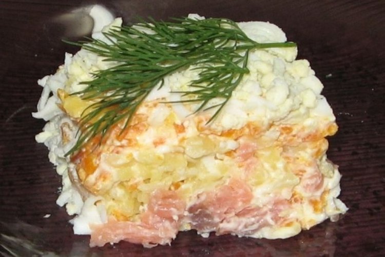Ensalada de queso con pescado ahumado