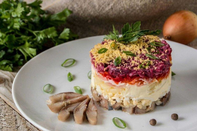Ensalada con pescado ahumado bajo abrigo