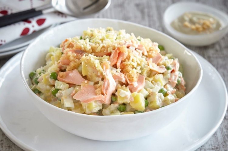 Ensalada Olivier con pescado ahumado