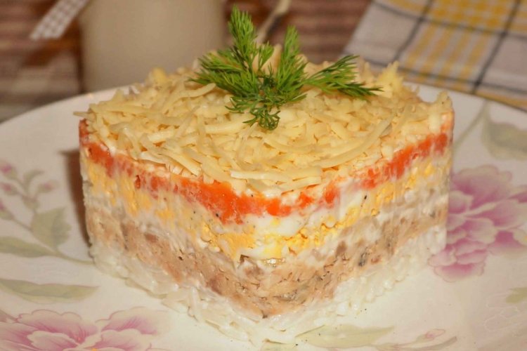 Ensalada de arroz y pescado ahumado