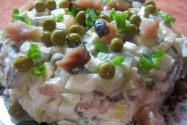 Ensalada con pescado ahumado y guisantes verdes