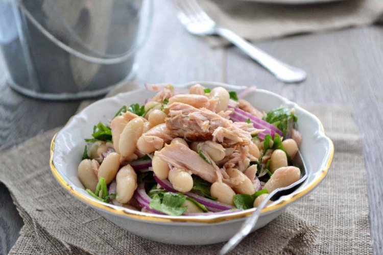 Ensalada con pescado ahumado y judías