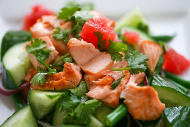 Ensalada de verduras con pescado ahumado