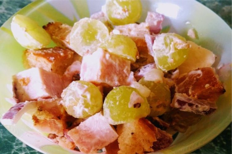 Salad with Ham, Mushrooms, and Grapes