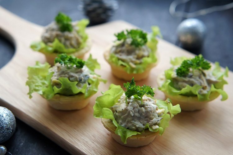 Tartlets with Tuna, Eggs, and Cucumber
