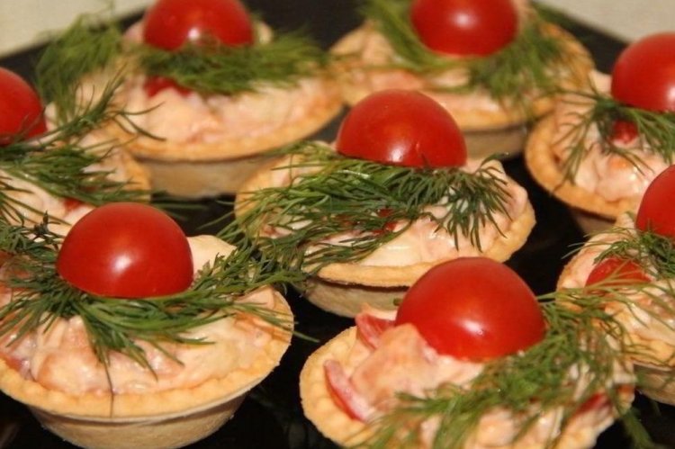 Tartlets with Tomatoes, Cheese, and Mayonnaise