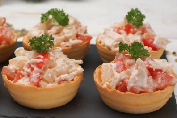 Tartlets with Chicken, Pineapples, and Tomatoes