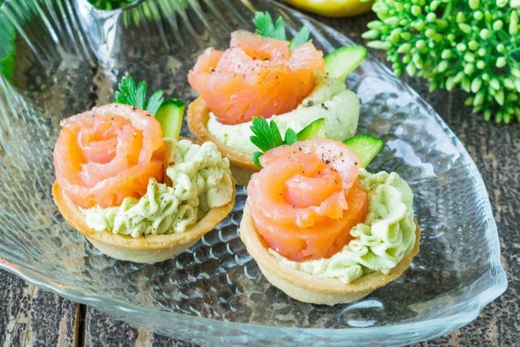 Tartlets with Avocado and Salmon for New Year's