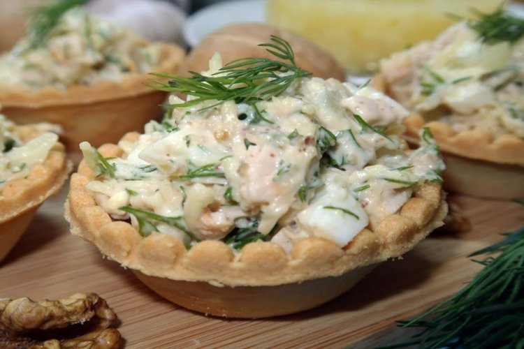 Tartlets with Chicken, Cucumber, and Eggs