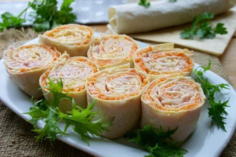 Rollo de lavash con palitos de cangrejo