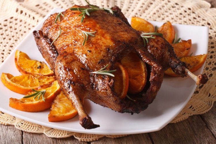 Pato asado con naranjas