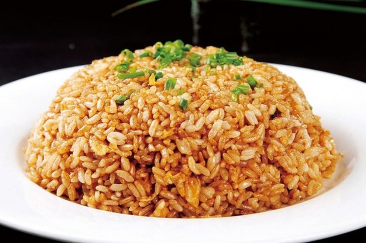 Arroz con salsa de soja en sartén