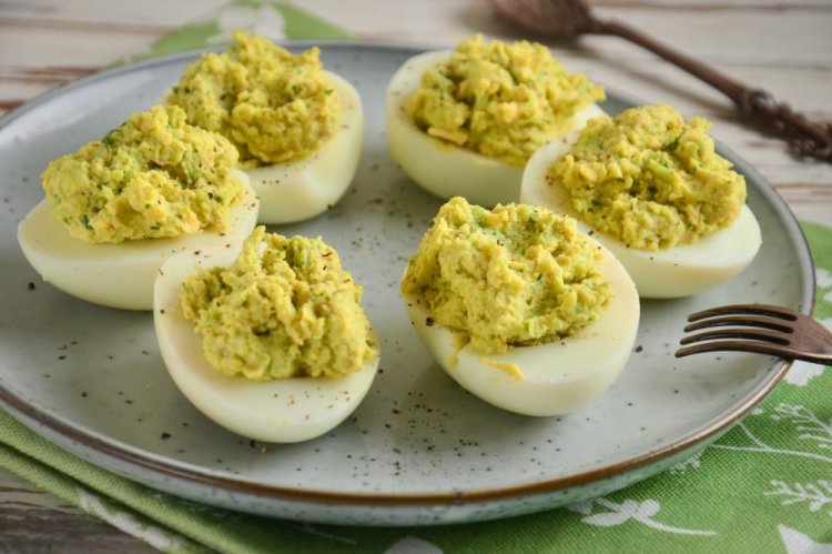 Huevos rellenos con aguacate