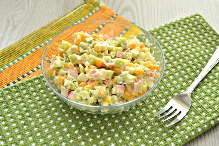 Ensalada de cangrejo de Año Nuevo con kiwi