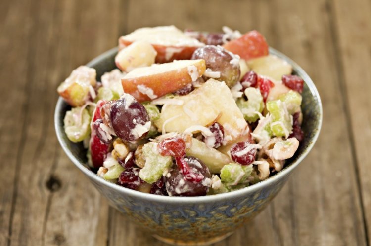 Ensalada de pollo, manzana y uva