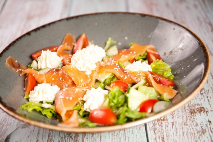 Ensalada de salmón y tomate para Año Nuevo