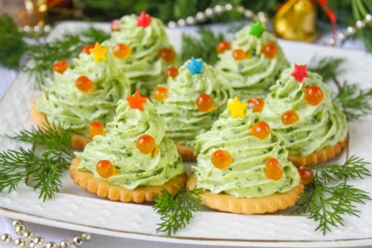 Spinach 'Christmas Trees' on Crackers
