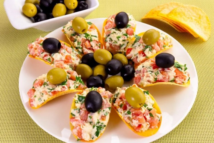 Canapés with Tomatoes on Chips