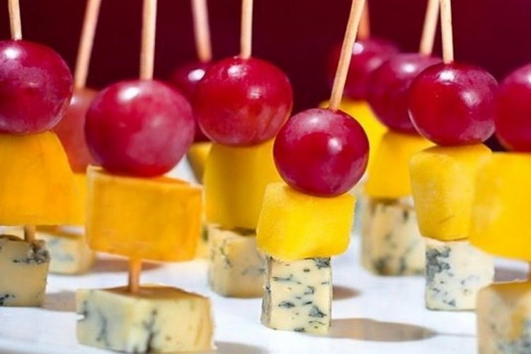 Canapés with Blue Cheese and Grapes