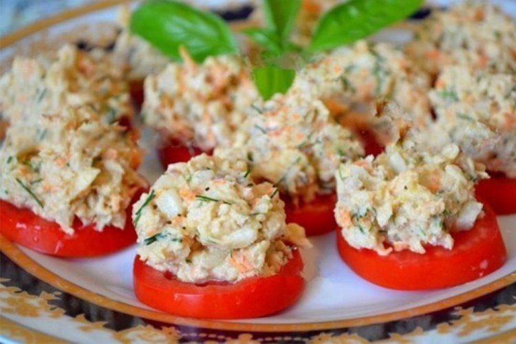 Canapés with Tomatoes and Tuna for New Year
