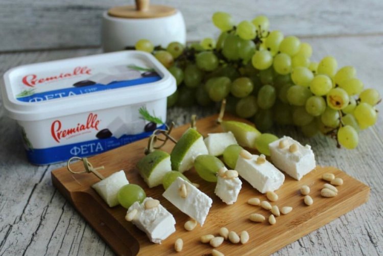 Canapés with Pear, Cheese, and Grapes