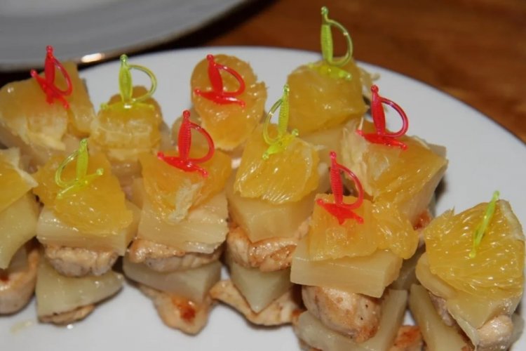 Canapés with Chicken, Pineapples, and Oranges
