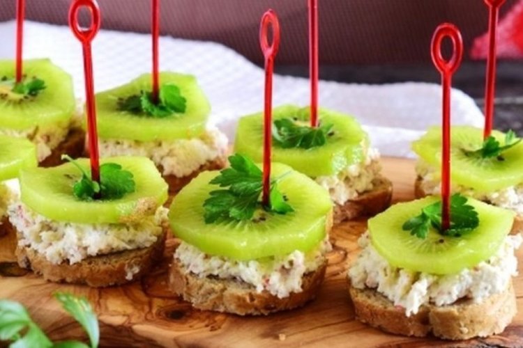 Canapés with Crab Sticks and Kiwi