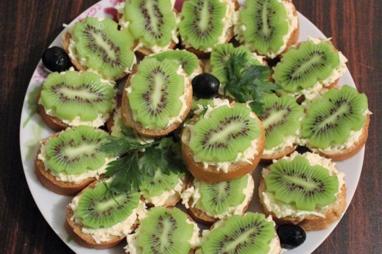 Garlic Spread and Kiwi Sandwiches