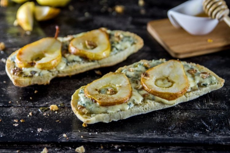 Pear and Brie Cheese Sandwiches