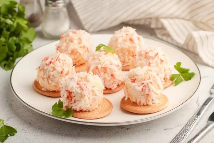 Crab Stick Appetizer on Crackers