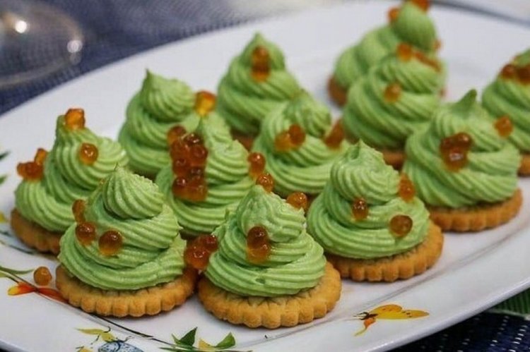 Cottage Cheese and Spinach Appetizer on Crackers