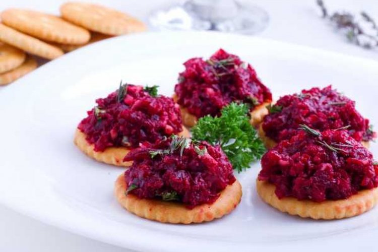 Beetroot Appetizer on Crackers