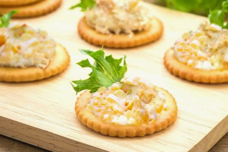 Chicken and Pineapple Canapés on Crackers