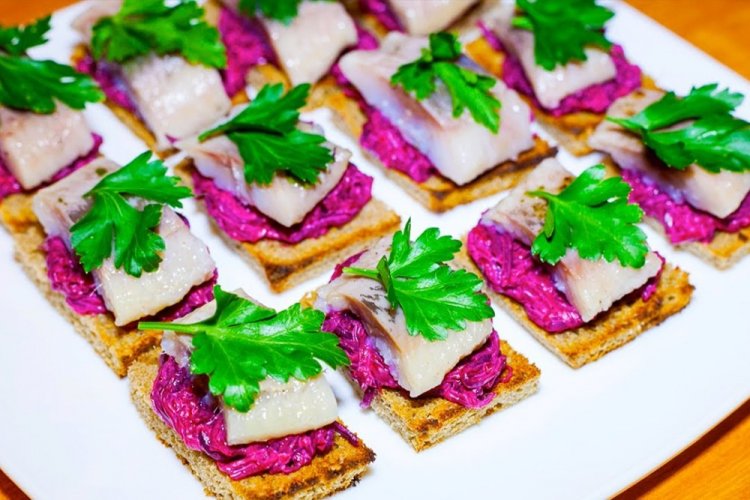 Herring Appetizer on Crackers