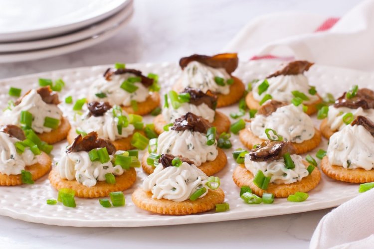 Mussel Appetizer on Crackers
